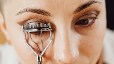 Use a lash curler: Using an eyelash curler can give your eyes an instant lift without the need for mascara or eyeliner. (pexels ) Use a lash curler: Using an eyelash curler can give your eyes an instant lift without the need for mascara or eyeliner. (pexels )