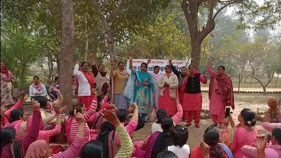 Accredited social health activist (ASHA) workers on Monday held a protest against registration of Surakshit Matritva Aashwasan (SUMAN) volunteers in Punjab. They claimed that the work undertaken by SUMAN volunteers was already being done by them. (HT Photo)