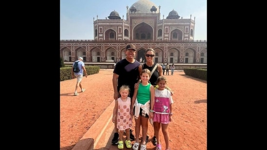David Warner and his family posing for the camera. (Instagram/@davidwarner31)