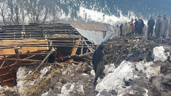Landslide in the Ganderbal district&nbsp;also lead&nbsp;to the blockage of&nbsp;National Highway.(Waseem Andrabi/HT Photo)