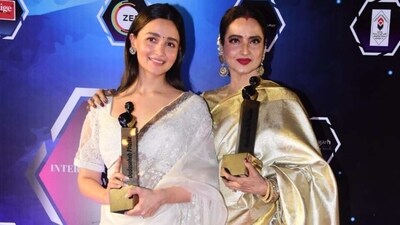 Alia Bhatt and Rekha pose for paparazzi at Dadasaheb Phalke International Film Festival. (HT Photo/Varinder Chawla) Alia Bhatt and Rekha pose for paparazzi at Dadasaheb Phalke International Film Festival. (HT Photo/Varinder Chawla)