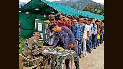 Aspirants stand in a queue to register themselves under the Agnipath recruitment scheme, at Surankote, in Poonch (Rahi Kapoor) Aspirants stand in a queue to register themselves under the Agnipath recruitment scheme, at Surankote, in Poonch (Rahi Kapoor)