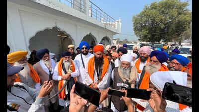 Haryana Sikh Gurdwara Management Committee members outside Gurdwara Neem Sahib in Kaithal on Tuesday. (HT Photo)