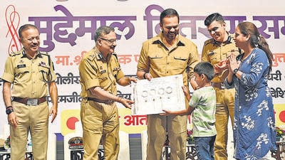 Mumbai, India - February 21, 2023: Mumbai Police Commissioner Vivek Phansalkar, Mumbai Special Police Commissioner Deven Bharti, Satyanarayan Choudhary IPS, Joint Commissioner of Police and Bollywood film producer and director Rohit Shetty during the distribution ceremony on valuables and property to the victims seized and recovered from the accused by the plaintiff to the tune of Rs.2 crore 96 lakh 25 thousand 79 Rupees (Rs.2,962,579/-), organised by the Western Regional Division Police Station, at Vile Parle, in Mumbai, India, on Tuesday, Feb 21, 2023. (Photo by Vijay Bate/HT Photo) (HT PHOTO) Mumbai, India - February 21, 2023: Mumbai Police Commissioner Vivek Phansalkar, Mumbai Special Police Commissioner Deven Bharti, Satyanarayan Choudhary IPS, Joint Commissioner of Police and Bollywood film producer and director Rohit Shetty during the distribution ceremony on valuables and property to the victims seized and recovered from the accused by the plaintiff to the tune of Rs.2 crore 96 lakh 25 thousand 79 Rupees (Rs.2,962,579/-), organised by the Western Regional Division Police Station, at Vile Parle, in Mumbai, India, on Tuesday, Feb 21, 2023. (Photo by Vijay Bate/HT Photo) (HT PHOTO)