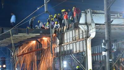 Mumbai, India - November 20, 2022: Workers dismantle the British-era Carnac Bridge between CSMT and Masjid Bunder station, by removing the main pillars and iron cross beams in the early morning hours, in Mumbai, India, on Sunday, November 20, 2022. (Photo by Bhushan Koyande/HT Photo) (HT PHOTO) Mumbai, India - November 20, 2022: Workers dismantle the British-era Carnac Bridge between CSMT and Masjid Bunder station, by removing the main pillars and iron cross beams in the early morning hours, in Mumbai, India, on Sunday, November 20, 2022. (Photo by Bhushan Koyande/HT Photo) (HT PHOTO)