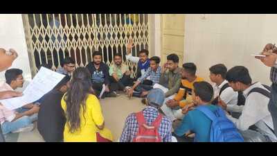 NSUI members staging protest on the Lucknow University campus on Tuesday. (HT Photo)