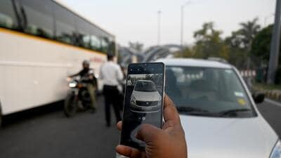 Noida, India- February 21, 2023: Noida Traffic Police personnel fined a challan to a commuter violating rules at Noida-Delhi Chilla border, in Noida, India, on Tuesday, February 21, 2023. (Photo by Sunil Ghosh / Hindustan Times) To go with Snehil’s story