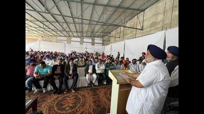 On his visit to Nakodar on Tuesday, Sukhbir alleged Gajendra Singh Shekhawat of issuing false statements related to release of six Sikh prisoners. (HT Photo)