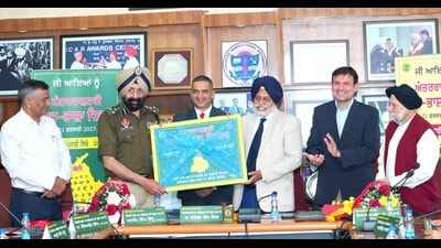 Police commissioner Mandeep Singh Sidhu, deputy commissioner (DC) Surabhi Malik and Punjab Agricultural University (PAU) vice-chancellor (V-C) Satbir Singh Gosal celebrated International Mother Language Day 2023 in Ludhiana on Tuesday. (HT Photo) Police commissioner Mandeep Singh Sidhu, deputy commissioner (DC) Surabhi Malik and Punjab Agricultural University (PAU) vice-chancellor (V-C) Satbir Singh Gosal celebrated International Mother Language Day 2023 in Ludhiana on Tuesday. (HT Photo)