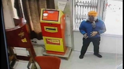 Police had also recovered the looted ₹22 lakh, a scooter which was used in the crime and a car, and two pistols from the accused. (Video Grab) Police had also recovered the looted ₹22 lakh, a scooter which was used in the crime and a car, and two pistols from the accused. (Video Grab)