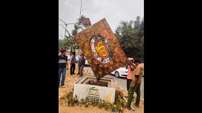 Punjabi language board installed by MC at the road divider near Bhai Randhir Singh (BRS) Nagar canal bridge in Ludhiana on Tuesday. (HT Photo) Punjabi language board installed by MC at the road divider near Bhai Randhir Singh (BRS) Nagar canal bridge in Ludhiana on Tuesday. (HT Photo)