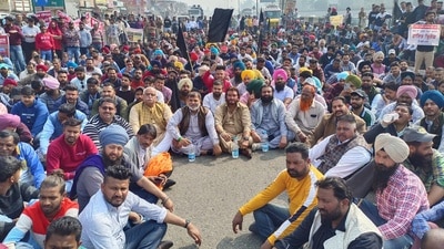 The protest caused inconvenience to commuters due to traffic jams on both sides of the road. (HT Photo)