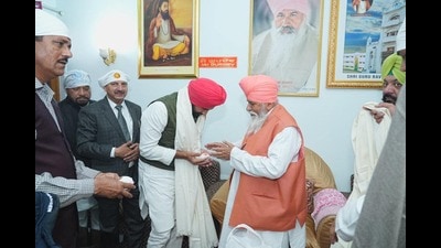 Warring, who was accompanied by battery of congress MLAs and senior leaders, paid obeisance in dera. (HT Photo)