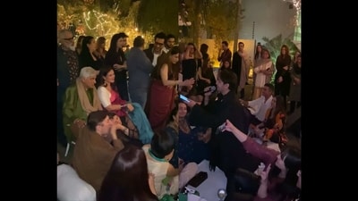Ali Zafar singing Kishore Kumar Kishore Kumar’s Zindagi Aa Raha Hoon Main for Javed Akhtar. (Twitter/@HarounRashid2)
