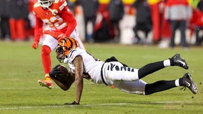 Tee Higgins #85 of the Cincinnati Bengals carries the ball against the Kansas City Chiefs. (Getty Images via AFP)