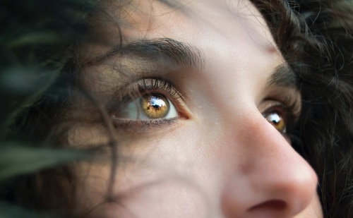 Eye care tips on how to properly remove dust or dirt from eyes (Photo by Marina Vitale on Unsplash )