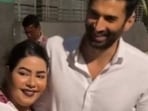 Aditya Roy Kapur pushed a fan after she tried to kiss him. Aditya Roy Kapur pushed a fan after she tried to kiss him.