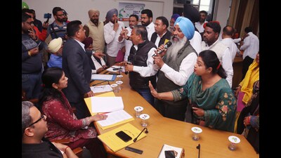 Councillors created ruckus during Bathinda municipal corporation budget session on Wednesday. (Sanjeev Kumar/HT) Councillors created ruckus during Bathinda municipal corporation budget session on Wednesday. (Sanjeev Kumar/HT)