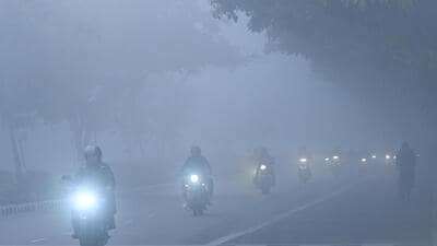 Dense fog in Delhi's Dwarka in New Delhi early on Wednesday morning. (Vipin Kumar/HT PHOTO) Dense fog in Delhi's Dwarka in New Delhi early on Wednesday morning. (Vipin Kumar/HT PHOTO)