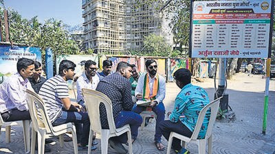 Mumbai, India - February 21, 2023: Yuva Warriors of BJP Yuva Morcha seen dealing with the issues and complaints received by the citizens, at Worli, in Mumbai, India, on Tuesday, February 21, 2023. (Photo by Anshuman Poyrekar/ Hindustan Times) (Anshuman Poyrekar/HT PHOTO) Mumbai, India - February 21, 2023: Yuva Warriors of BJP Yuva Morcha seen dealing with the issues and complaints received by the citizens, at Worli, in Mumbai, India, on Tuesday, February 21, 2023. (Photo by Anshuman Poyrekar/ Hindustan Times) (Anshuman Poyrekar/HT PHOTO)