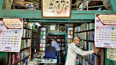 Delhiwale: This way to Urdu Bazar