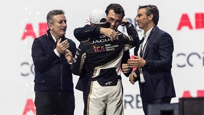 Sam Bird, Jaguar TCS Racing, 3rd position, is congratulated on the podium by Alejandro Agag, Chairman, Formula E, Alberto Longo (Middle) (Getty)