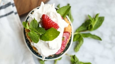 Low in carbohydrates: Hung curd is a low-carb food that can be included in a variety of low-carb diets. It contains less than 4 grams of carbohydrates per 100 grams, making it a good choice for people who are watching their carb intake. (Unsplash) Low in carbohydrates: Hung curd is a low-carb food that can be included in a variety of low-carb diets. It contains less than 4 grams of carbohydrates per 100 grams, making it a good choice for people who are watching their carb intake. (Unsplash)