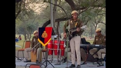 Delhi policeman Rajat Rathor singing Arijit Singh’s Roke Na Ruke Naina. (Instagram/@rajat.rathor.rj)