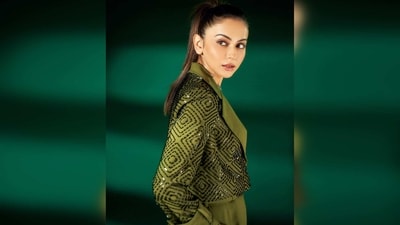 Rakul Preet tied her hair in a sleek high ponytail and kept her makeup minimal and glossy. (Instagram/@rakulpreet) Rakul Preet tied her hair in a sleek high ponytail and kept her makeup minimal and glossy. (Instagram/@rakulpreet)