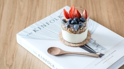 Low in fat: Hung curd is a low-fat alternative to regular yogurt and can be used in a variety of dishes without adding excessive calories. It contains less than 0.5 grams of fat per 100 grams. (Unsplash) Low in fat: Hung curd is a low-fat alternative to regular yogurt and can be used in a variety of dishes without adding excessive calories. It contains less than 0.5 grams of fat per 100 grams. (Unsplash)