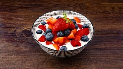 High in protein: Hung curd is an excellent source of protein, which is essential for building and repairing muscle tissues, maintaining healthy skin, hair and nails, and promoting satiety. A 100-gram serving of hung curd contains about 10-12 grams of protein. (Unsplash) High in protein: Hung curd is an excellent source of protein, which is essential for building and repairing muscle tissues, maintaining healthy skin, hair and nails, and promoting satiety. A 100-gram serving of hung curd contains about 10-12 grams of protein. (Unsplash)
