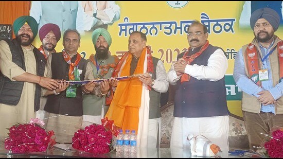Former Gujarat CM and BJP’s Punjab state in-charge Vijay Rupani and BJP Punjab president Ashwani Sharma in Amritsar on Wednesday. (HT Photo)