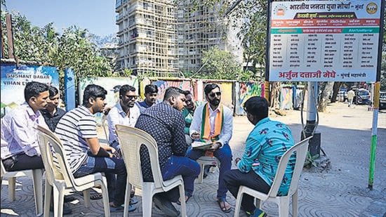Mumbai, India - February 21, 2023: Yuva Warriors of BJP Yuva Morcha seen dealing with the issues and complaints received by the citizens, at Worli, in Mumbai, India, on Tuesday, February 21, 2023. (Photo by Anshuman Poyrekar/ Hindustan Times) (Anshuman Poyrekar/HT PHOTO)