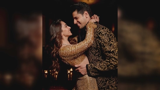 Designer Manish Malhotra dropped heart and fire emojis in the comment section.&nbsp;(Instagram/@kiaraaliaadvani)