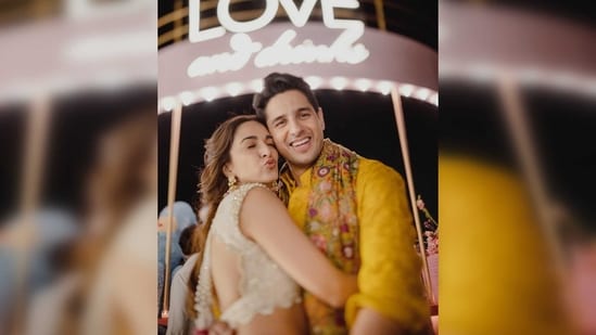 Kiara Advani shared a slew of photos and captioned her post, "Pyaar ka rang chada hai."&nbsp;(Instagram/@kiaraaliaadvani)