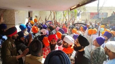 Protestors trying to enter Ajnala police station in Amritsar (Sameer Sehgal/HT Photo)