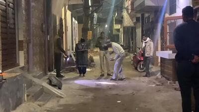 A police team at the spot where taxi driver Rahul Solanki was shot dead on Pataudi road near Saraswati Enclave, in Gurugram. (HT Photo)
