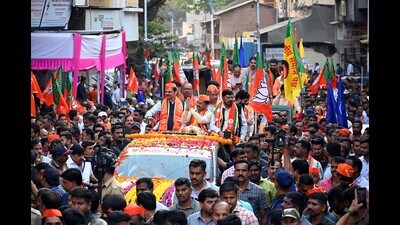 Devendra Fadnavis and Chandrakant Patil campaign for Hemant Rasane at Kelkar Road on Thursday. (Kalpesh Nukte/HT PHOTO)