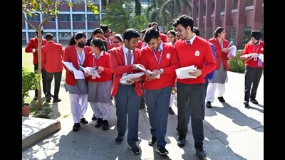 The CBSE said that the fake websites are posing as its authorised online platforms and luring students of classes 10 and 12 into buying the sample papers. (HT Photo)