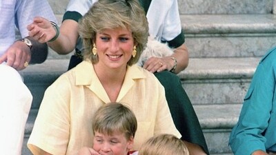 Princess Diana News: Princess Diana of Wales with her sons, Princes Harry, foreground, and William, on the steps of the Royal Palace on the island of Mallorca, Spain. (File) Princess Diana News: Princess Diana of Wales with her sons, Princes Harry, foreground, and William, on the steps of the Royal Palace on the island of Mallorca, Spain. (File)