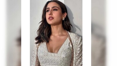 Sara Ali Khan styled her look with floral kundan earrings. She captioned her post, "Black and White. Dono right."&nbsp; (Instagram/@saraalikhan95)