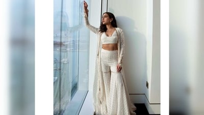 Sara Ali Khan's subtle makeup blended perfectly with her contemporary ethnic fit.&nbsp; (Instagram/@saraalikhan95)