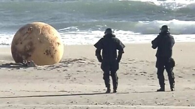 'Mysterious' object on Japan's Enshu beach. (Twitter)