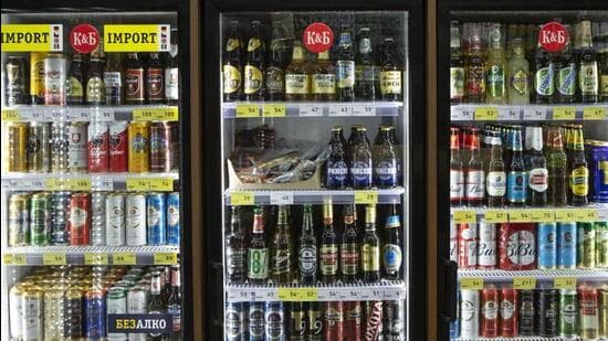 An employee at a liquor vend in Haibowal allegedly decamped with booze worth ₹3.40 lakh. (HT file)