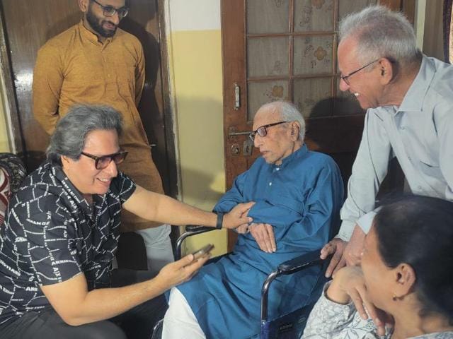 Talat Aziz with lyricist Bashir Badr on his recent visit to Bhopal.