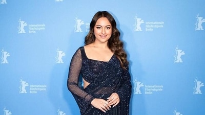 Sonakshi Sinha's saree features a slit that goes up to her thighs. She paired her 6-yards with a matching modern design blouse. (Instagram/@aslisona)