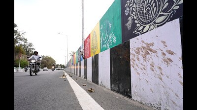 Artwork by the Arts college students spoiled with spit near Janeshwar Mishra underpass in Lucknow (HT Photo)