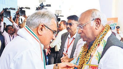 Chhattisgarh chief minister Bhupesh Baghel with Congress chief Mallikarjun Kharge in Raipur on Friday. (ANI) Chhattisgarh chief minister Bhupesh Baghel with Congress chief Mallikarjun Kharge in Raipur on Friday. (ANI)