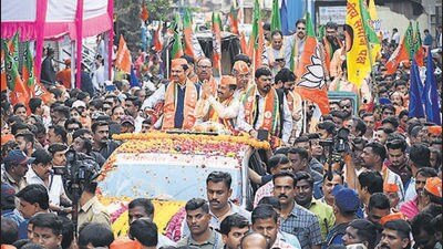 Devendra Fadnavis, in a rally on Friday, announced that the fight was between “nationalists and traitors”. “The NCP has said that it will bring Muslims not only from across the country but also from outside the country to defeat prime minister Narendra Modi and RSS,” he said. “As such, it is a fight against traitors, and Kasba has always been the constituency of nationalists.” (HT Photo)