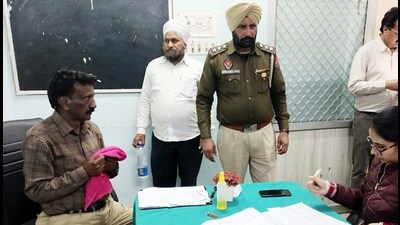 Ex-MLA Mangat Rai Bansal (left) at Mansa civil hospital on Friday evening. (HT Photo)